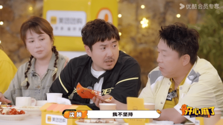 黄渤说张艺兴半夜三点还在练舞练歌黄渤力赞张艺兴是“最坚持的特种兵”，称其常半夜两