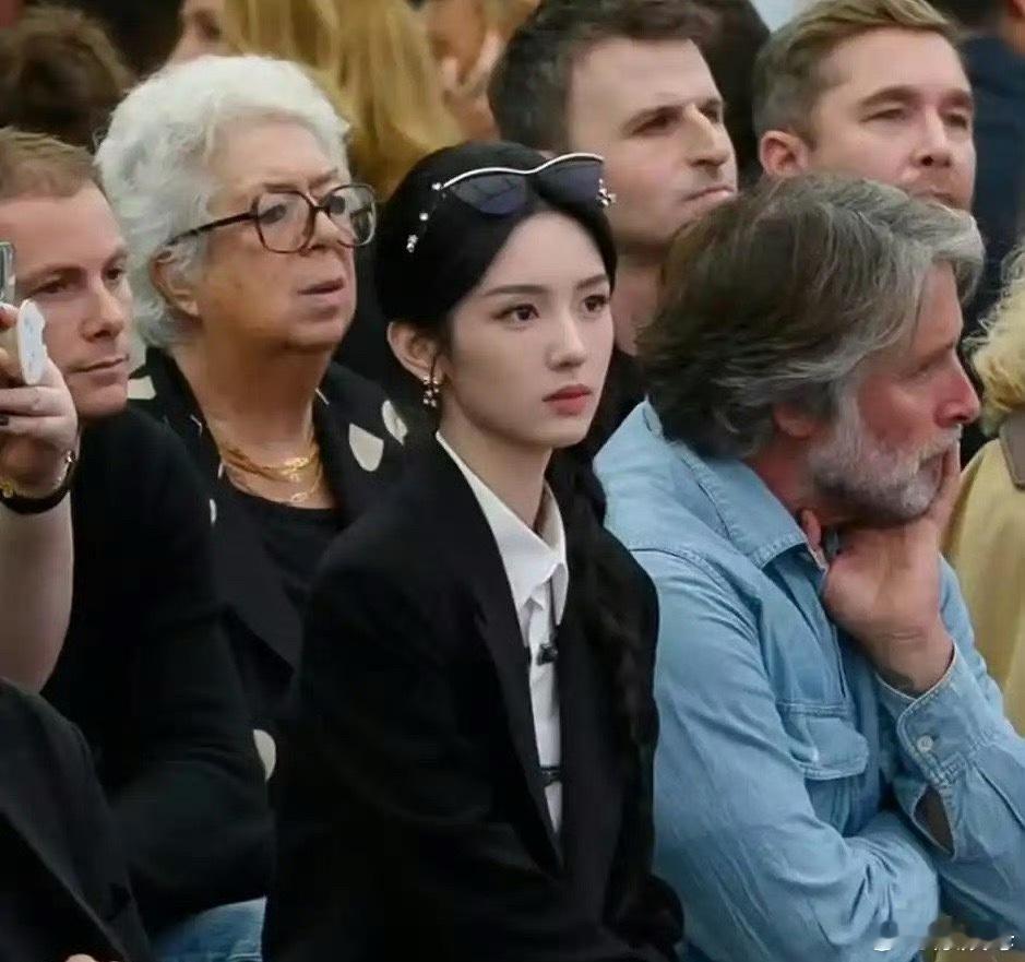 美女简直wwzz别光⛰️给也子蹲个道歉……[微笑]李湘 周也 ​​​