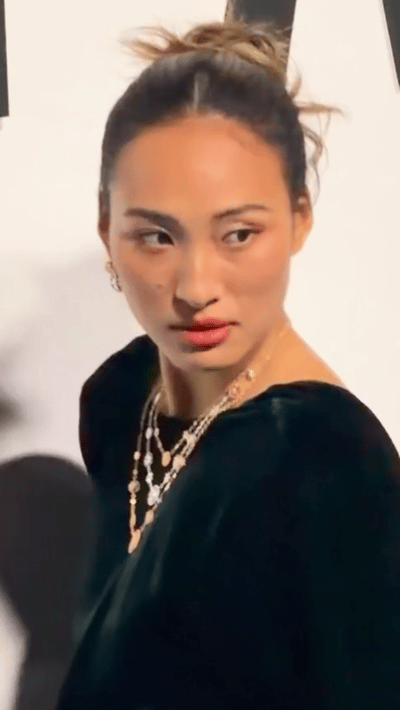 「此地有佳人，绝世而独立」 