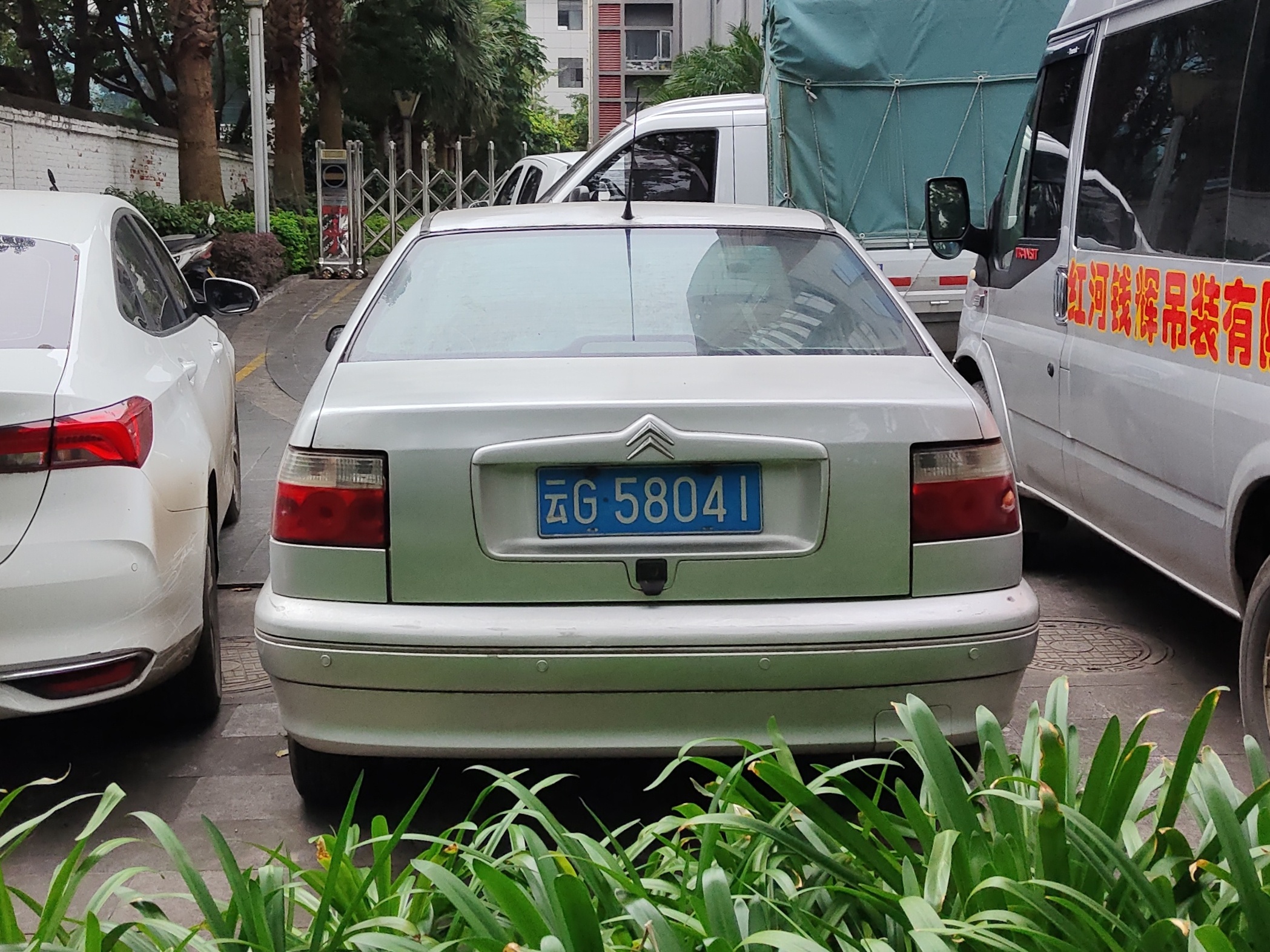 借着出差顺便在老家呆了三天，今晚在一个农家乐吃鸡，吃饱了我要回昆明就提前走了，我
