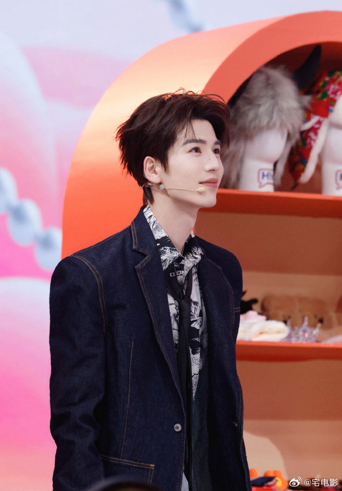 张凌赫飞吻好苏反复回看张凌赫这个飞吻，不是刻意耍帅，就是很舒服的苏感，看完嘴角自