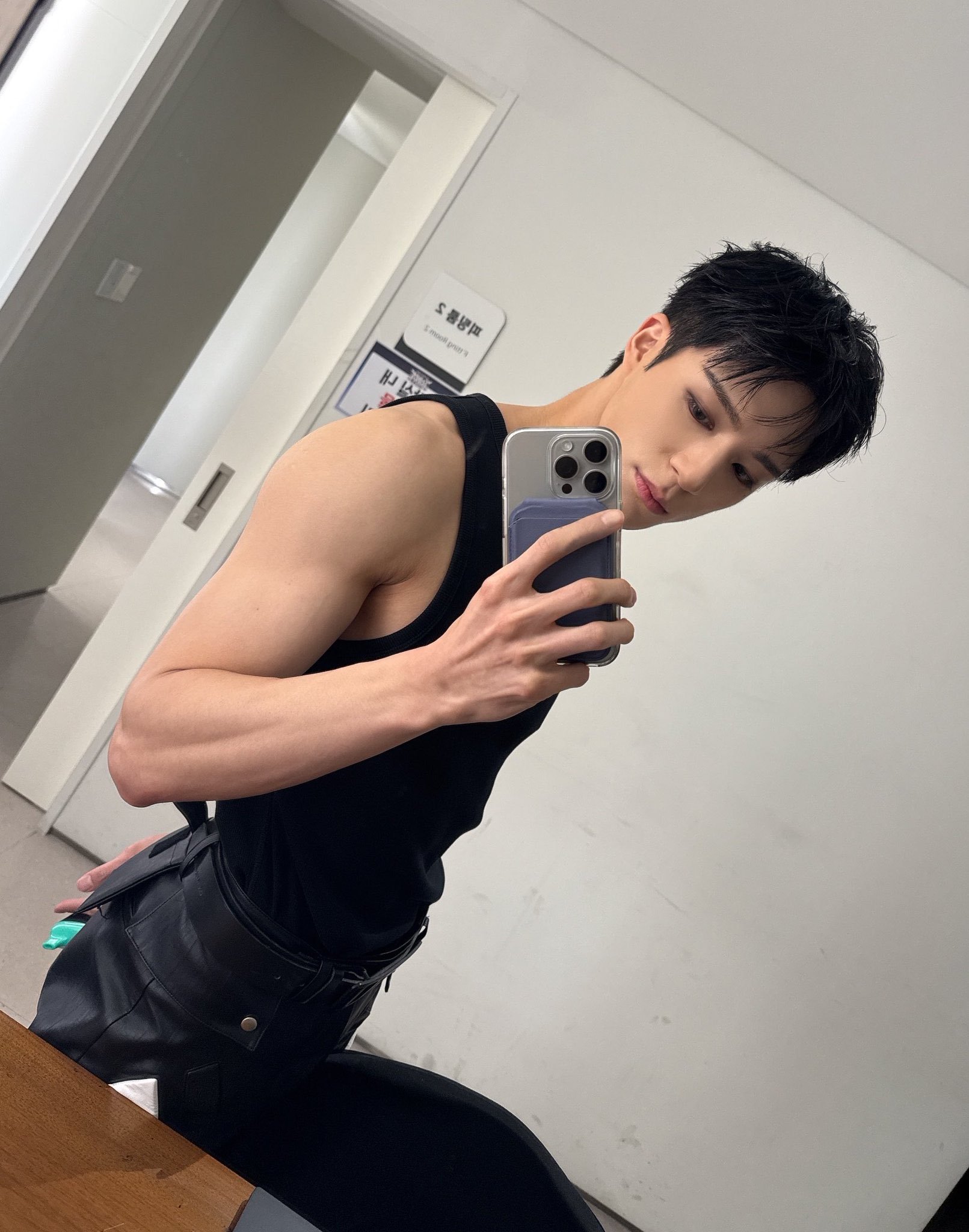 【twi】李帝努jeno直接拿着电子烟自拍 