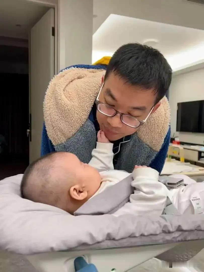 关于徐泽伟事件我们不该控制舆论，应该去意大利使馆门前发声。今天已经被拘押51天了
