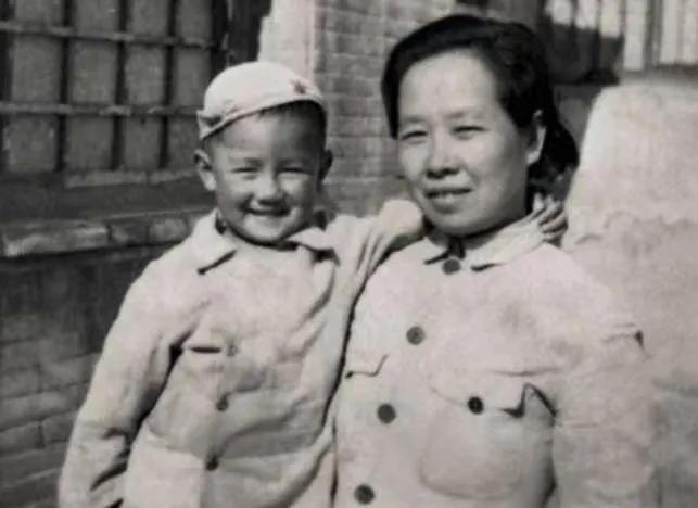 1937年，一名女红军抱着刚出生的儿子，跪在地主王学文家哭着哀求：“求求你们收留