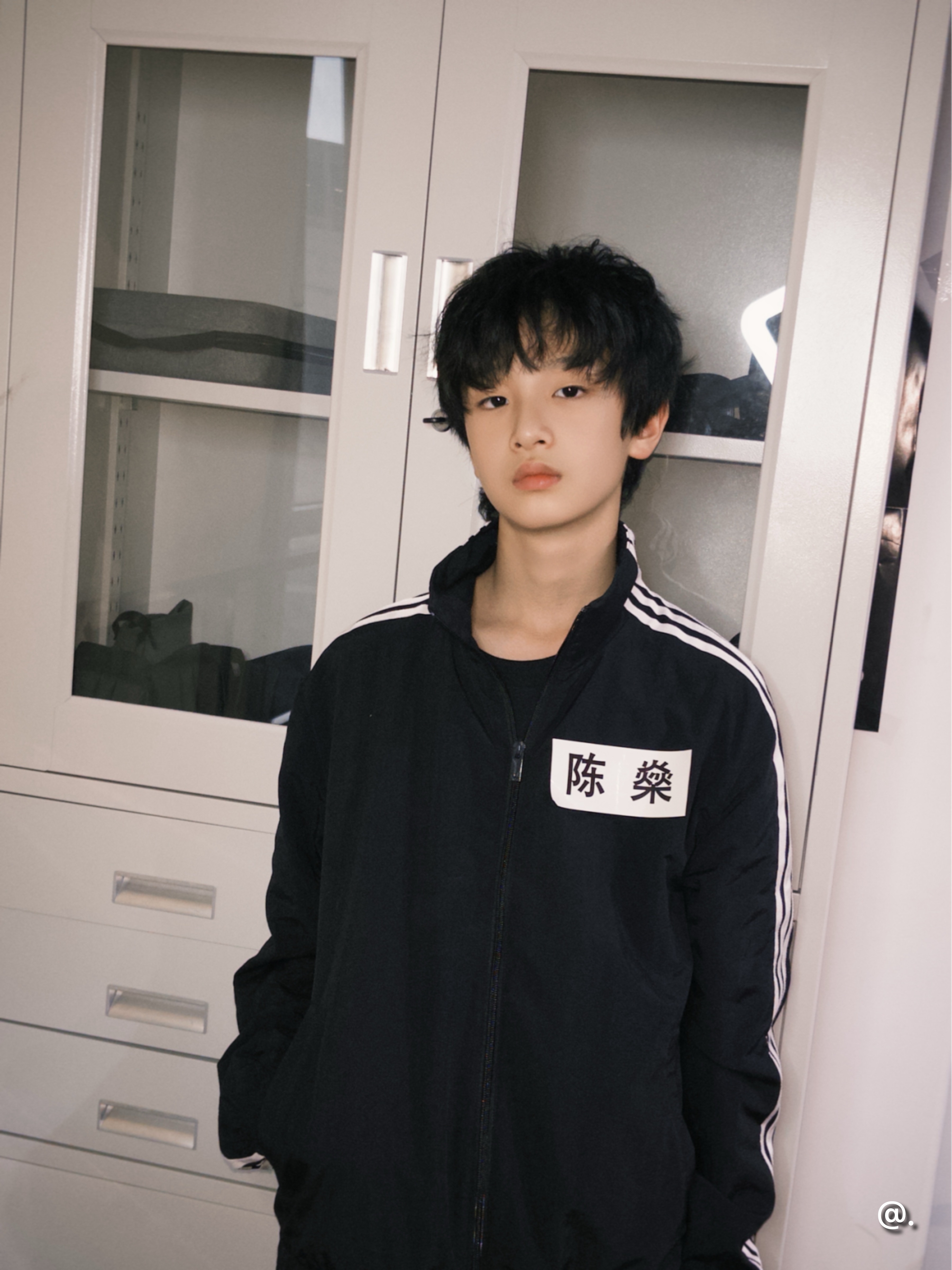我觉得小燊燊真的太爱装逼了现在甚至已经进军阿迪男了什么时候能卖个萌 