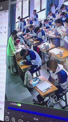 “泪目！”近日，贵州六盘水一高中老师上课时，突感身体不适，她怕吓到学生强撑着往外