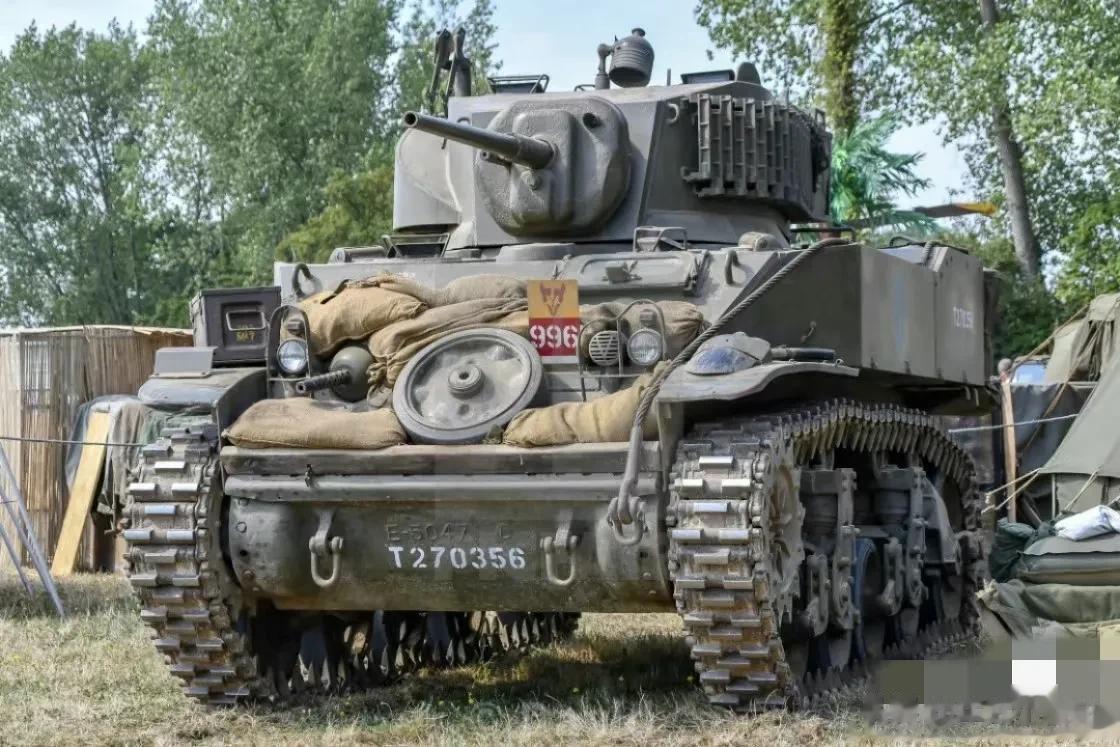  由于M3轻型坦克使用了星型航空发动机，导致了与空军的资源冲突，为此开发了使用凯