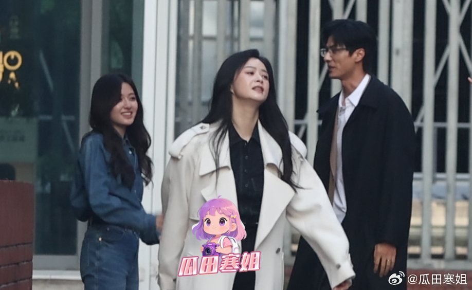 李兰迪蒋欣合体梦回《欢聚》李兰迪和蒋欣真的好有姐妹相。李兰迪、蒋欣和刘畅一起拍摄