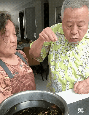 谁能猜出来这是老两口子，还是一对姐弟或是兄妹，这两个人长得非常像，仅凭画面中的长