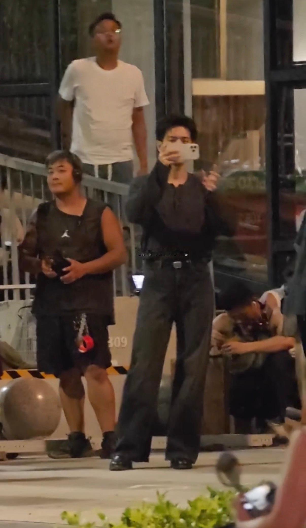 李现和粉丝互拍上了谁懂这份双向温柔！成功和李现互拍，互为对方镜头里的风景也太美好
