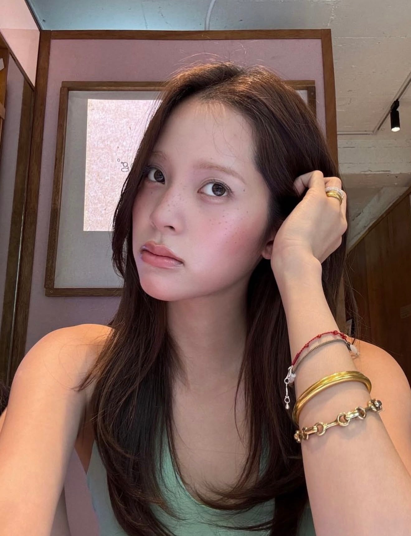 或早或晚,人总要为自己的天真买单,不伤及血肉是长不出脑子的。 