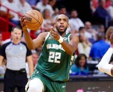 北京时间7月1日NBA雄鹿队官方宣布与球星米德尔顿达成了一份3年1.02亿美元的