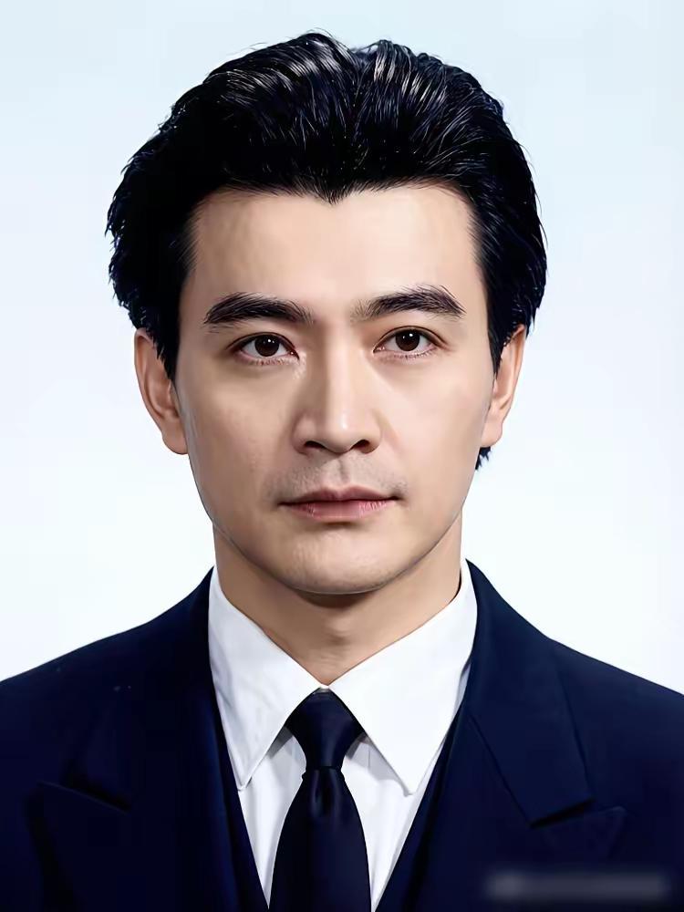 虽然，周里京的容颜确实变化很大，但依旧可以感觉的到他的帅气。
为何大家对周里京的