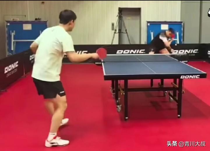 从侯英超和张继科对练看明白，为啥孙颖莎是打削球的高手？

就是因为正手力量大！