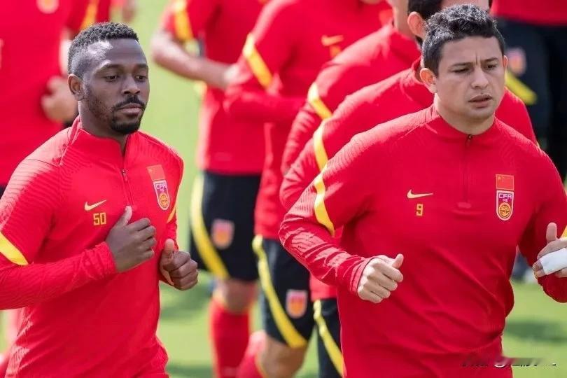 这样一看，国足实力真的不弱，赢新加坡手拿把攥。
  艾克森、费南多出身足球传统强