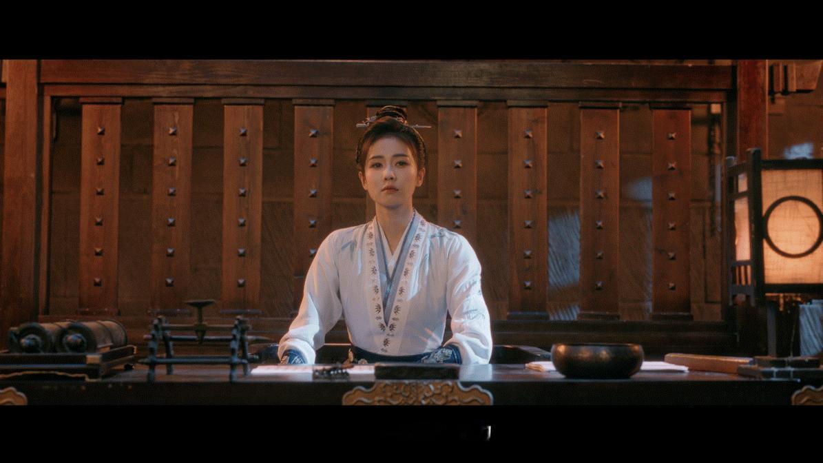 白鹿新剧武力天花板破案疯批款 疯批设定太戳心！李佩仪对自己下手超狠，查案逻辑在线