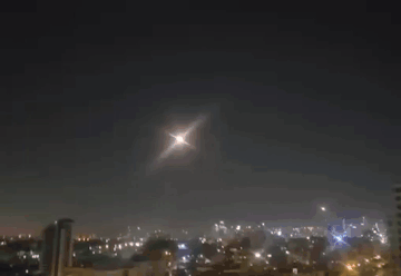 开战以来最燃的画面出现了！
一枚伊朗导弹顶着差不多10枚以色列拦截弹，拦截弹几乎