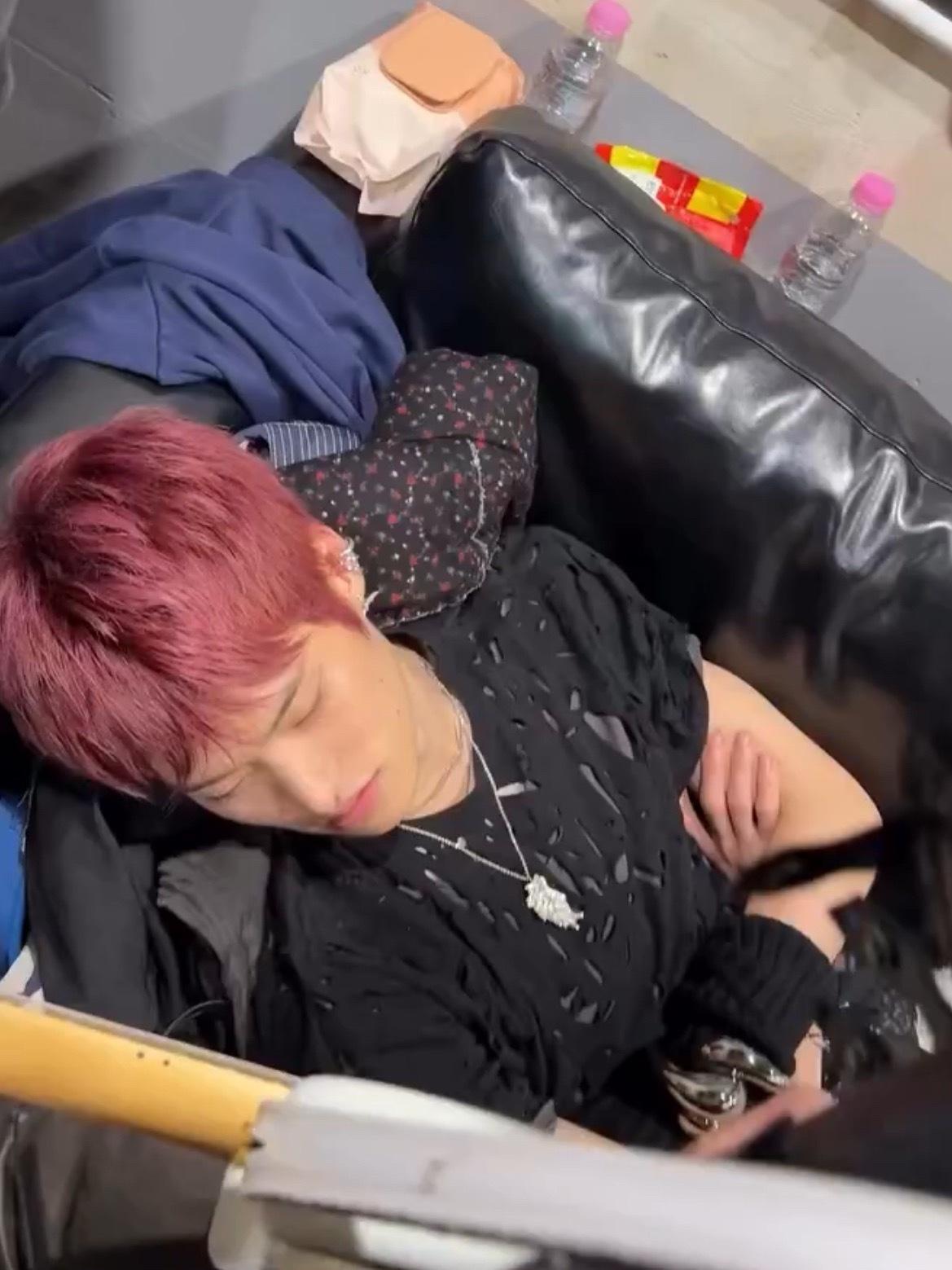 喜欢他习惯性环着睡觉的手臂、随意搭在沙发上自己的外套，还有乖巧的睡姿🥹🤲 