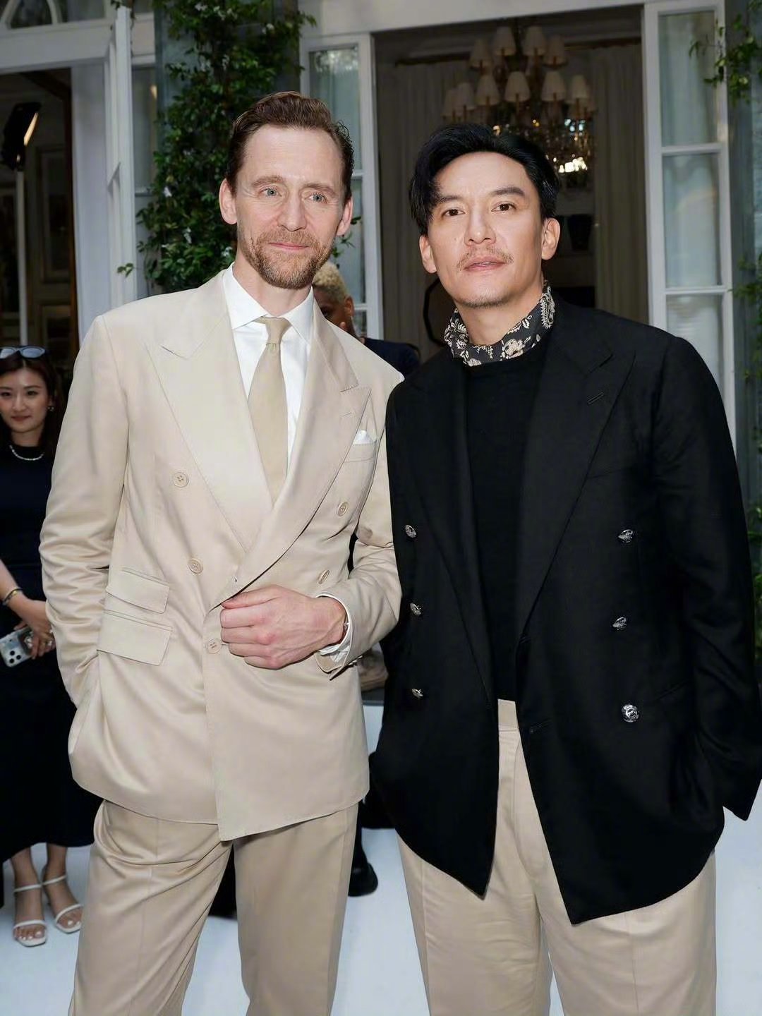 林俊杰米兰看秀生图在米兰男装周看秀，JJ还不忘本职工作——接受GQ专访时透露，这
