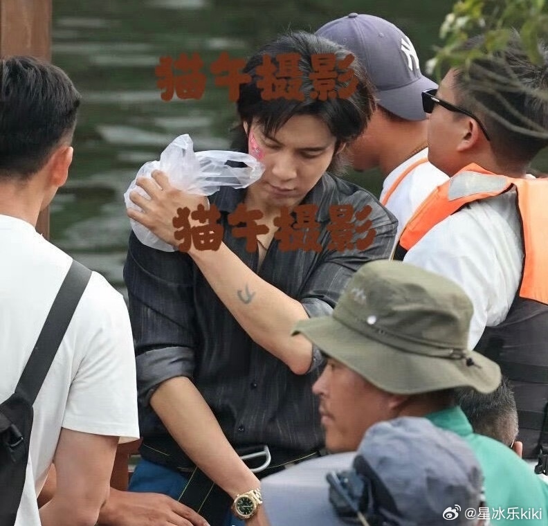 韩东君拍戏蹦极手臂脱臼由韩东君刘宇宁孙红雷领衔主演的新剧《铁证》正在紧锣密鼓的拍