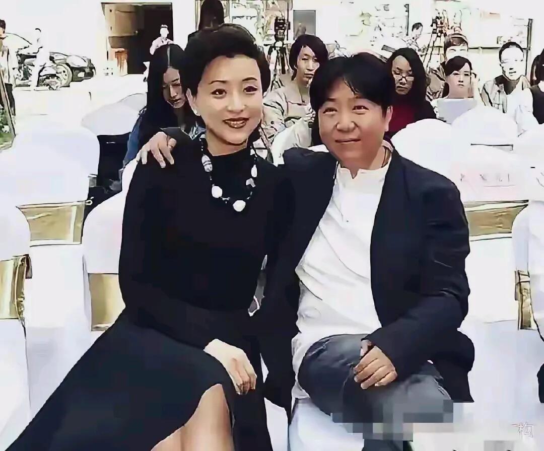 坐着左边这位美女是人见人爱花见花开的央视美女杨澜，五官精致，表情温和，声音柔美，