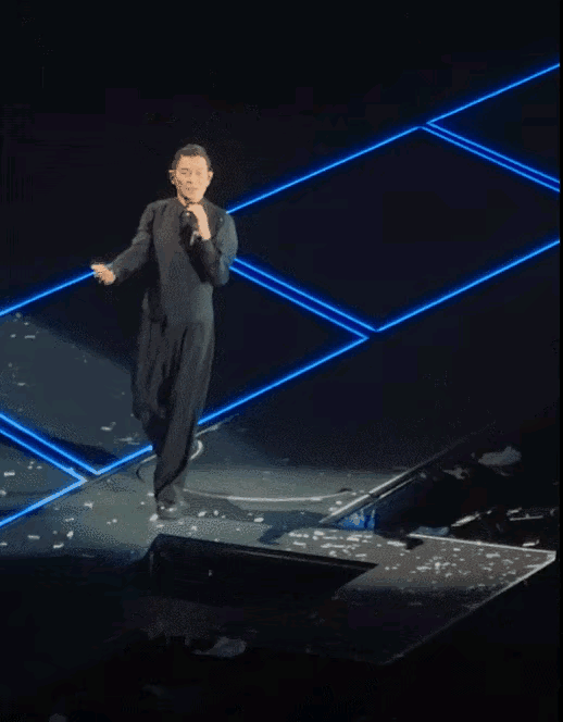 德华在深圳演唱会上又出状况了，舞台上忘情演唱，突然出现了一个洞，直接摔倒，还好没