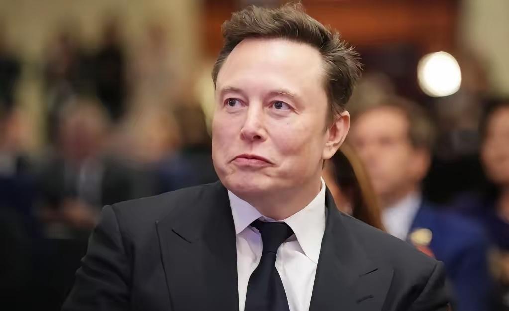 今天凌晨，马斯克在受访时谈到人工智能在未来格局时表示：“未来十年，美国很可能在人
