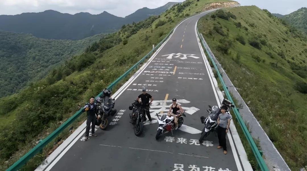 摩托车真的不怕水吗？昨晚东郊雨下的很大，这么好的摩托就这样在雨地里淋了一夜，摩托