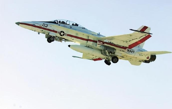每天认识一件兵器 美国F/A-18“大黄蜂”战斗/攻击机机身长度：18.31米机