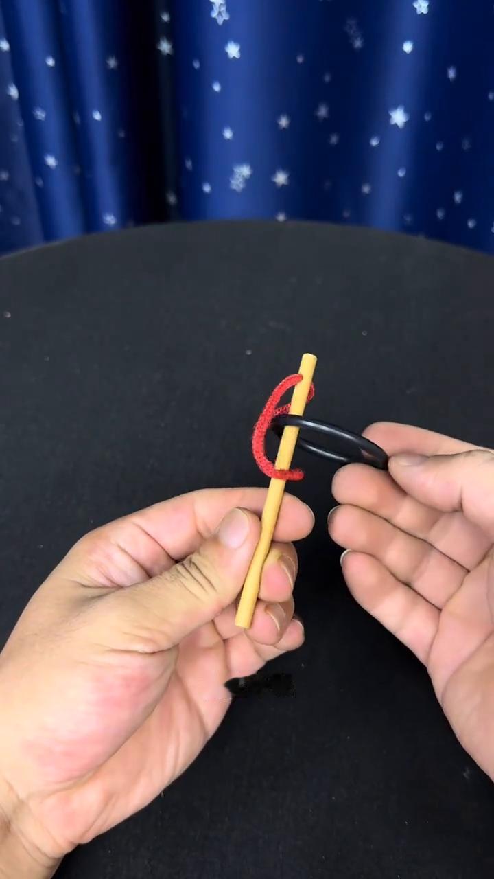 聪明人一秒就能将这个圆环完好的取出，而脑筋不会转弯的给它一天也找不到里面的窍门。