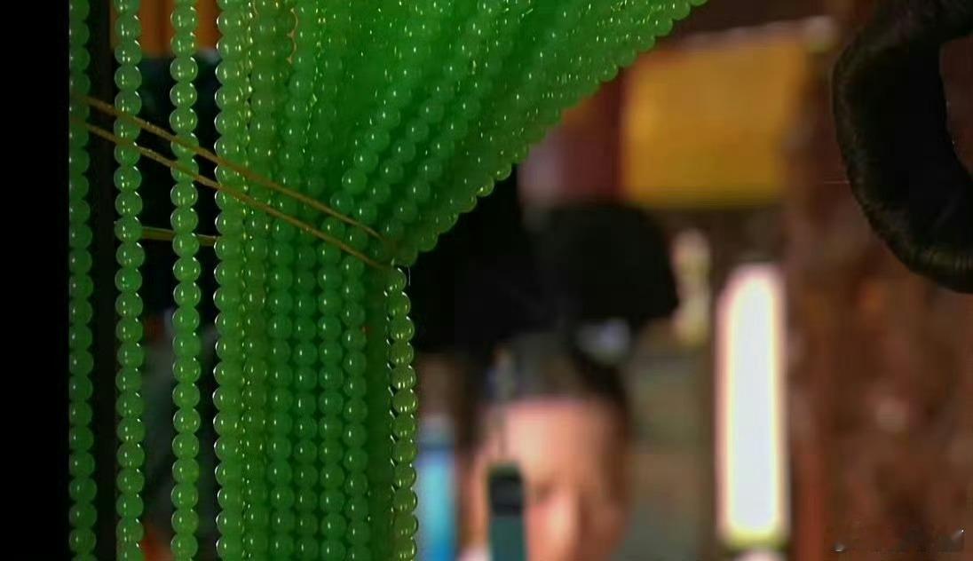 《甄嬛传》里的一个穿帮镜头，绿色珠帘竟然是用皮筋固定的 ​​​