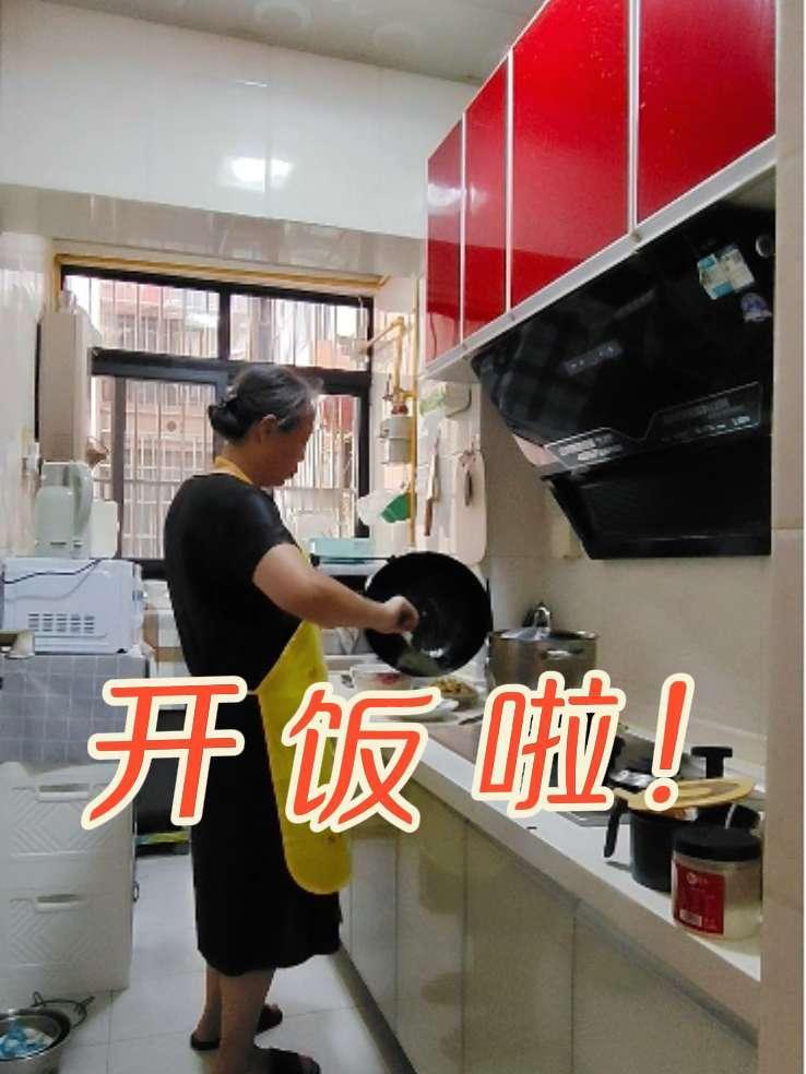今天做午饭的时候出了点小插曲，电饭锅出问题了，菜炒好了，饭没好，又用碗蒸了米饭
