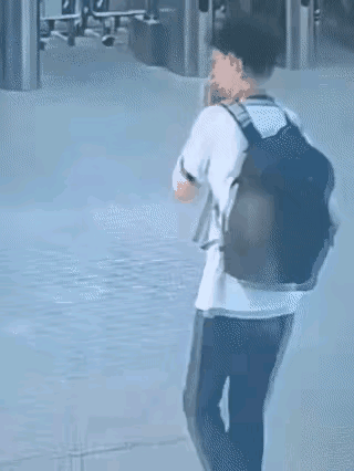 这个孩子看着老实巴交的，实际上也是非常有个性的，不走寻常路，不过寻常门，由于弹跳
