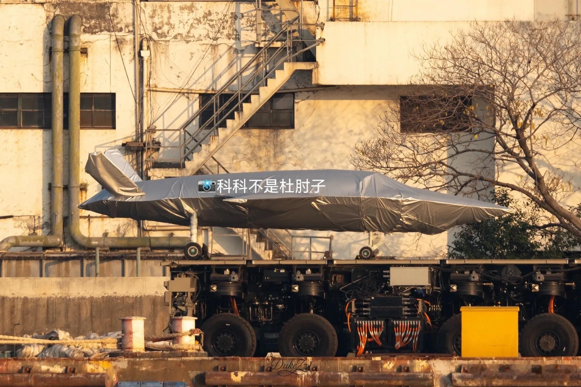 卧槽，电磁弹射平板车？啊，以后炮兵用无人机，不会再用火箭助推发射了吧？大兵们不需