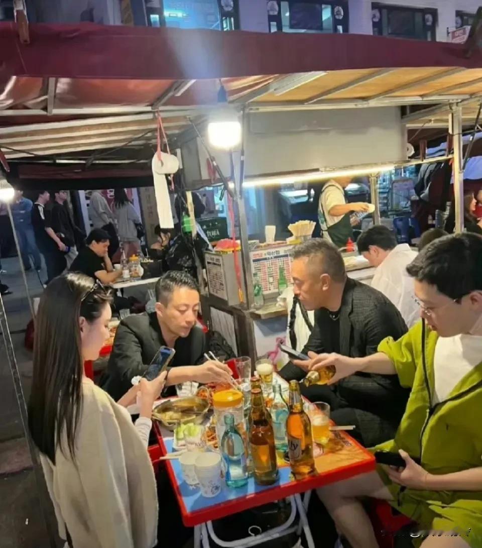 汪小菲这是落魄了？到哪都吃路边摊。

汪小菲到韩国出差，依然吃路边摊，但马小梅丝