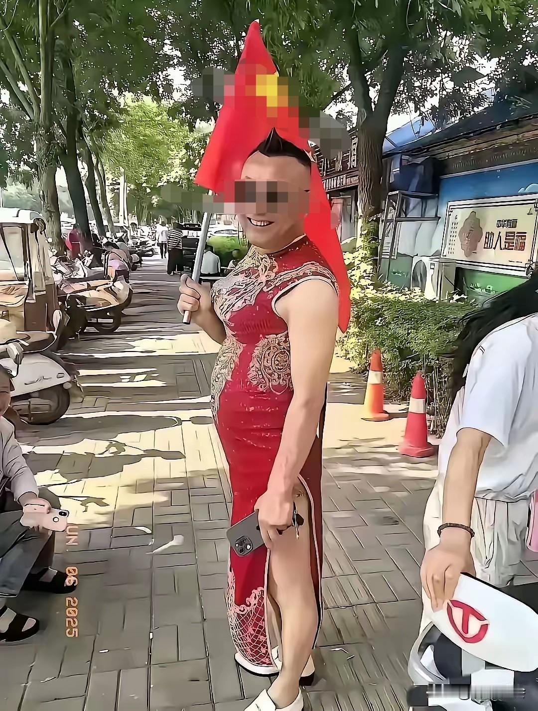 哪位网友知道，2025年高考期间这位穿旗袍的男家长，他的孩子考上清华了？还是考上