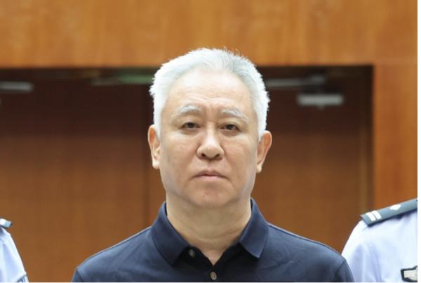 大家发现没有？许家印连眉毛都白了，68岁白头不稀奇，但68岁连眉毛都白了，少见！