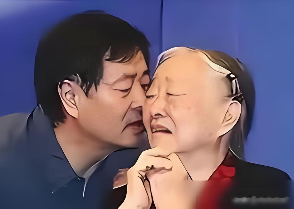 72岁濮存昕，每晚用一根布带，把自己和94岁的老妈绑在一起。
老娘患了阿尔茨海