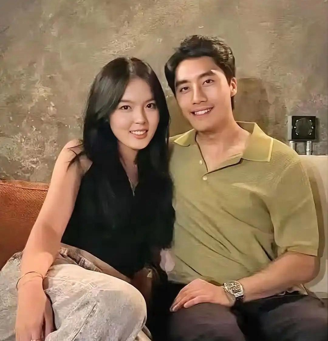 李咏的女儿，晒出了男朋友的照片，虽然个子不高，但是稳重大方，有成功男人的气质。虽