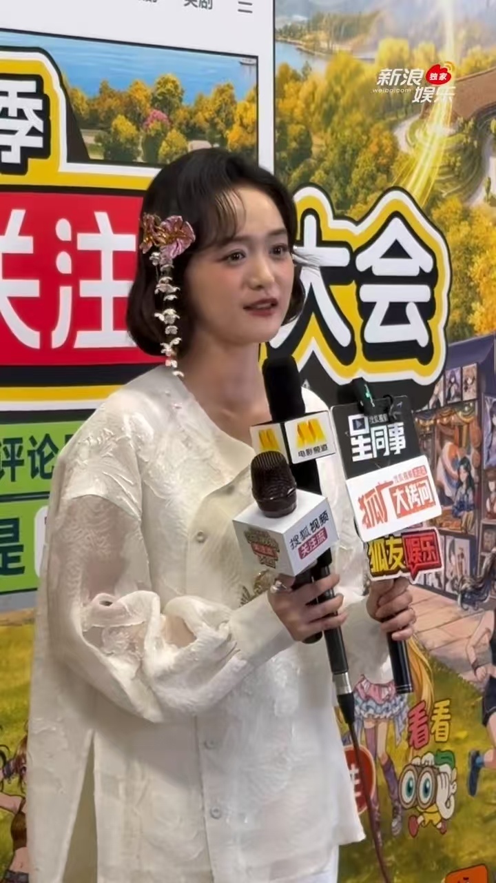 何泓姗给杨幂送生日祝福 看多了格式化的生日祝福，何泓姗另辟蹊径，聊起和杨幂偷菜小
