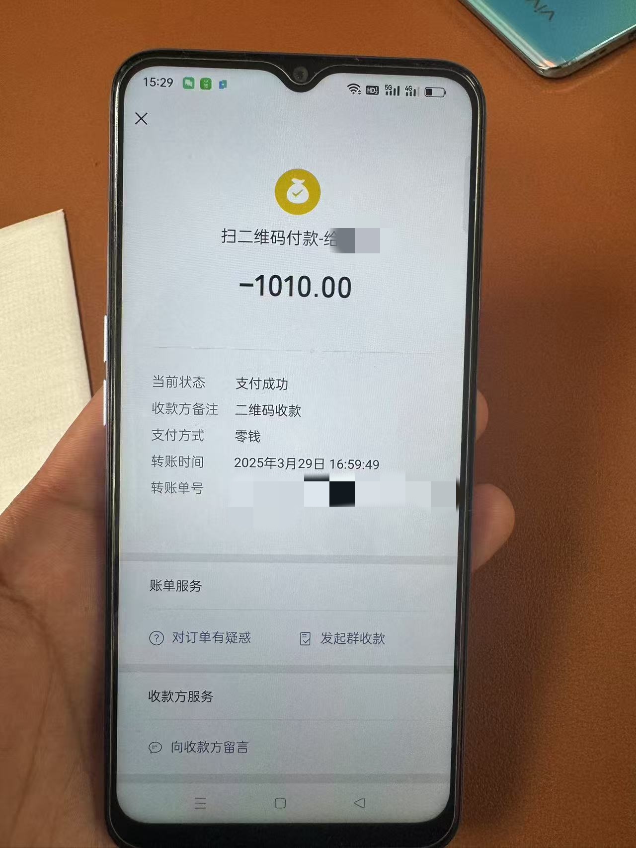 乘客100元车费错付成1010元，索要无果数日后喝农药，家属