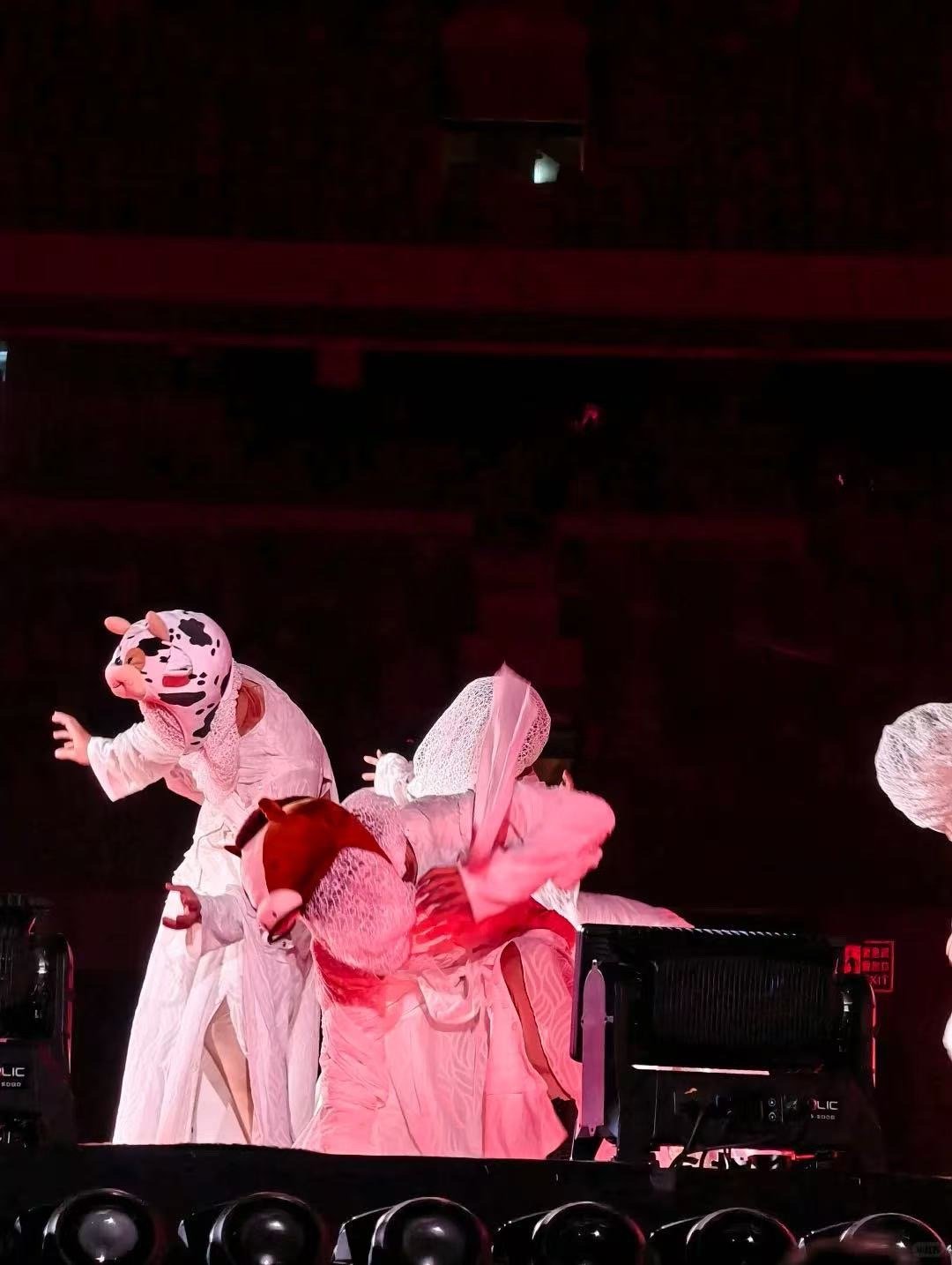 周深在舞台上开牧场 建议周深演唱会主题可以出一个系列：深圳开了牧场，下一站开果园