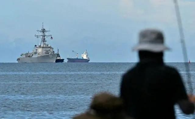 美军的“海盗旗”，这次直接撞上了钢铁墙！就在刚刚，美国海岸警卫队的突击艇，试图强