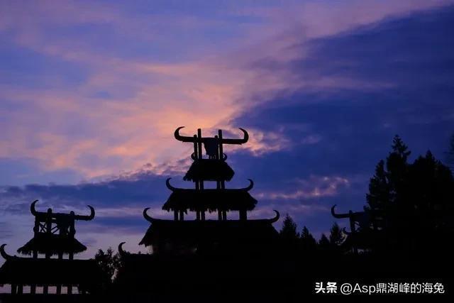 “殷”蕴含着丰富、深厚的意思。“秀”一般用来表示秀丽、优秀。“峰”指代山峰，有着