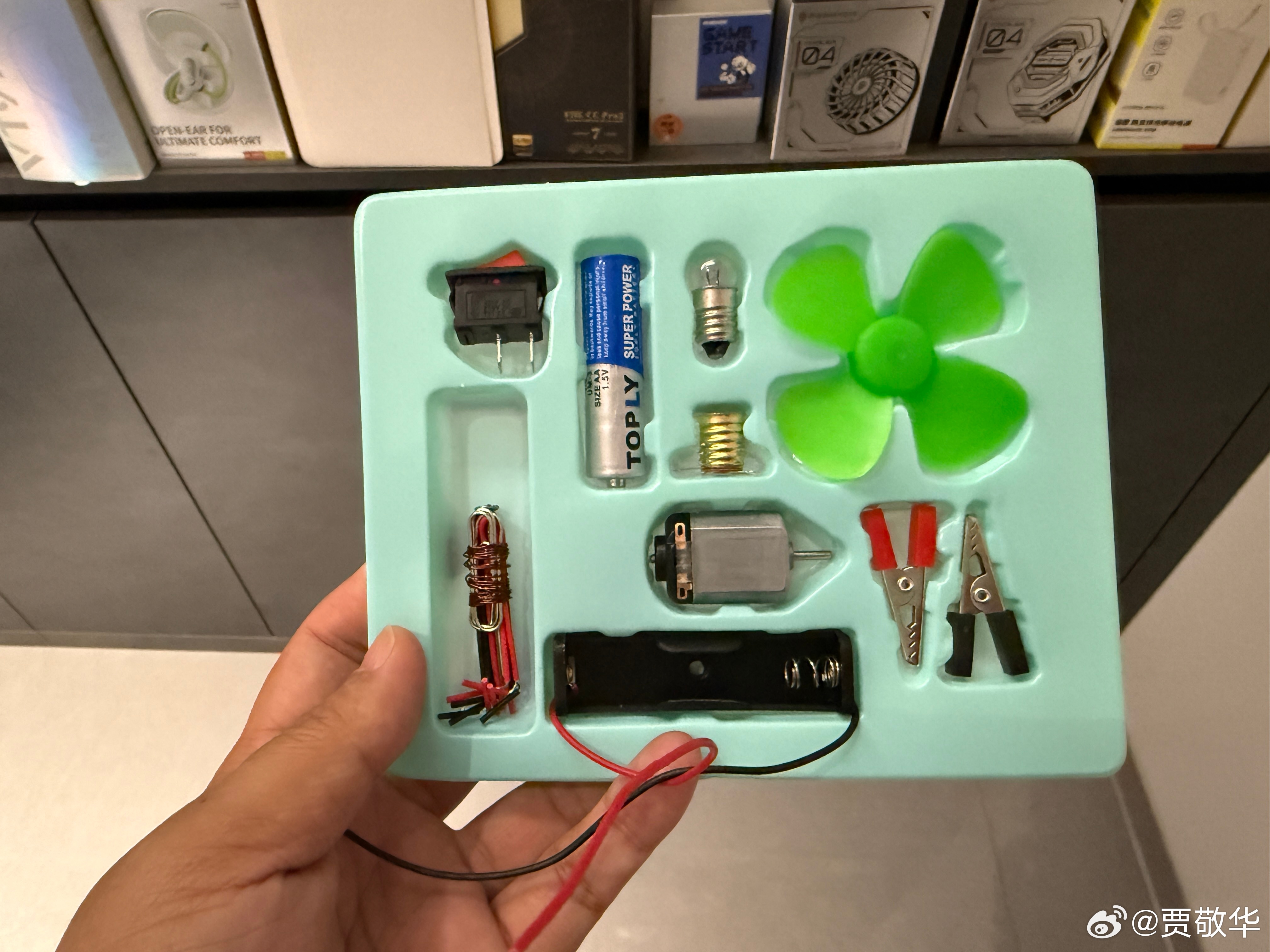 前几天搞了一个小玩具，努力补习一下物理和初级电工常识，哈哈。不过，这玩具更适合小