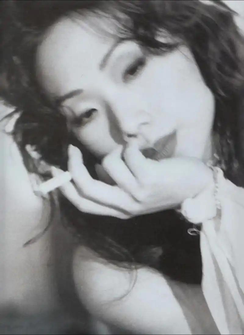 林忆莲是网友票选最丑女歌手第一名，但同时也是张国荣认证的香港最性感女星。

她身