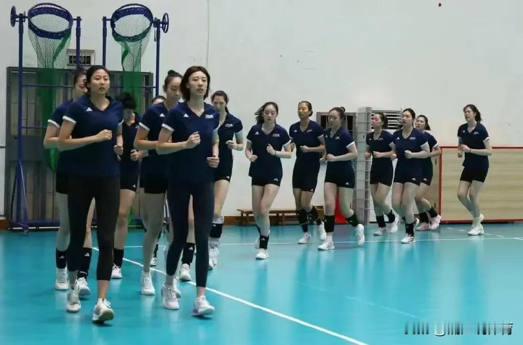 李盈莹已参与中国女排的漳州集训。在热身跑步环节，新加入集训队伍的高意与王媛媛打前