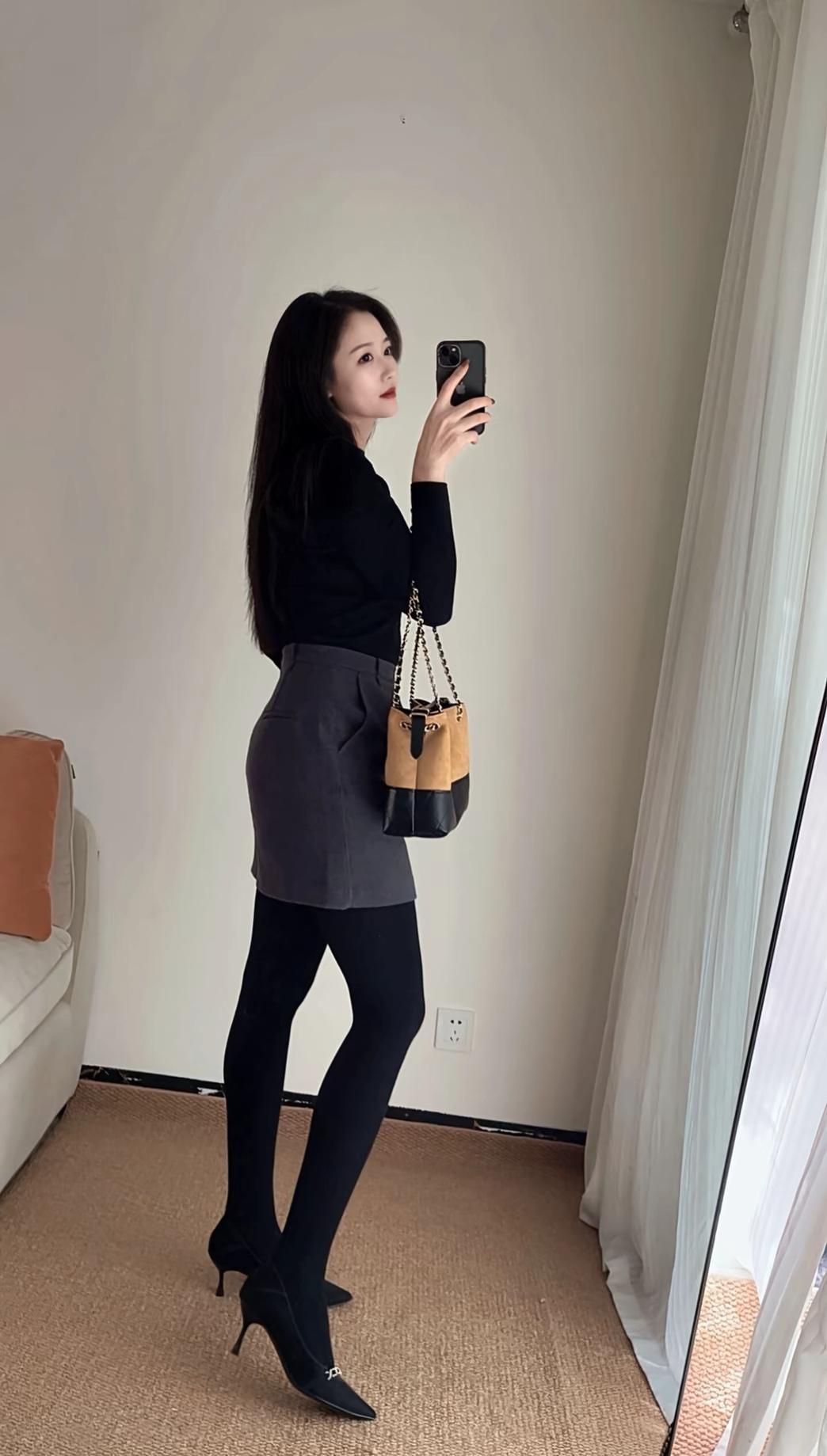 优雅穿搭指南：黑色上衣+灰色短裙+黑色丝袜+高跟鞋