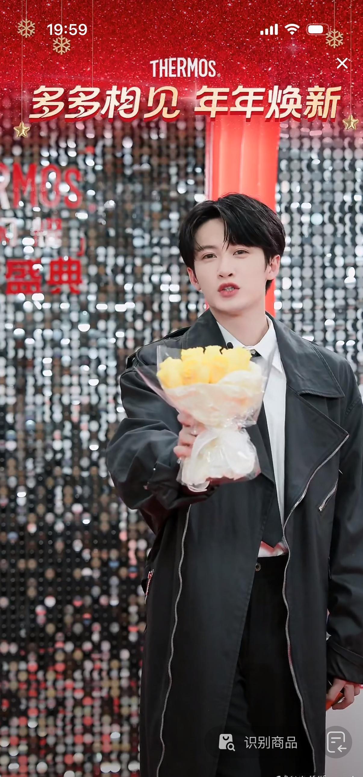 檀健次曝檀健次星光大赏要拿三个奖檀健次朝粉丝挥手你不是我见过很特别的人，也不是我