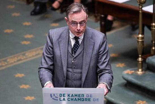 [下雨]翻脸比翻书还快？短短半年，比利时首相口风忽变，致信欧盟要反华。

近期欧